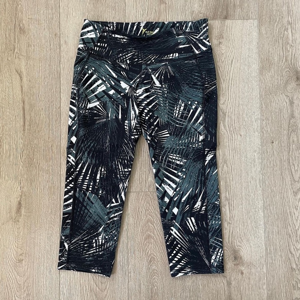 Old Mavy leaf print capri leggings work out